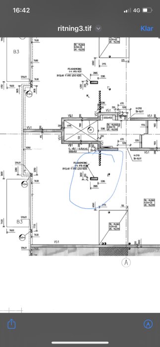 Teknisk ritning eller arkitektonisk plan med mätningar, symboler och detaljer, synlig blå markering.