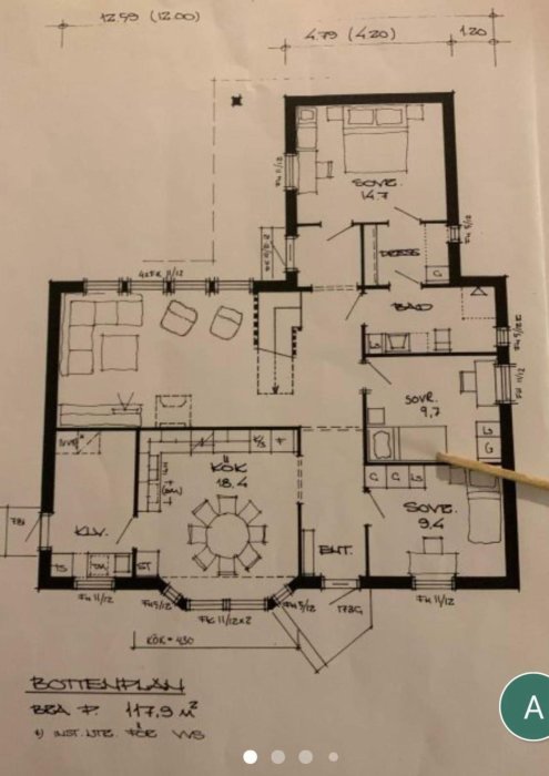 Arkitektonisk ritning av en bostadsplan, inkluderar kök, vardagsrum och sovrum, totalt 117.9 kvadratmeter.