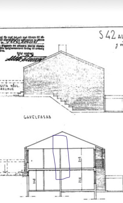 Arkitektoniska ritningar av en byggnad, gavelfasadvy, snittvy, med måttangivelser och handskriven text.