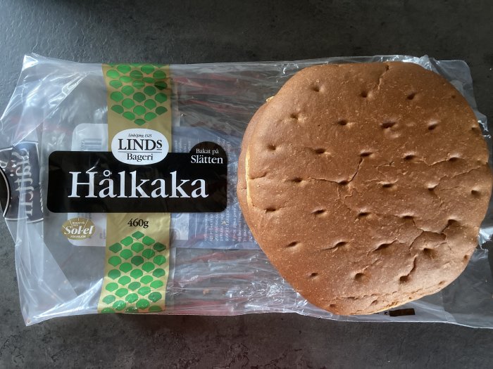 Förpackad svensk "Hällkaka" från Linds Bageri, bakad på Slätten, 460 gram.