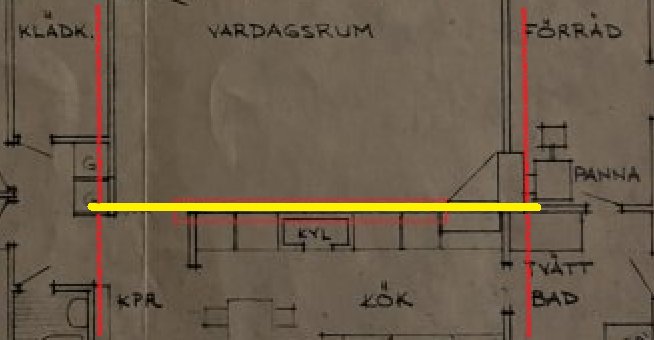 Arkitektritning av en bostadsplan, markerad med röda och gula linjer.