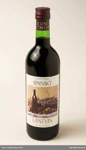 Flaska rött vin märkt "Spanskt Lantvin", enkel etikett, neutral bakgrund.