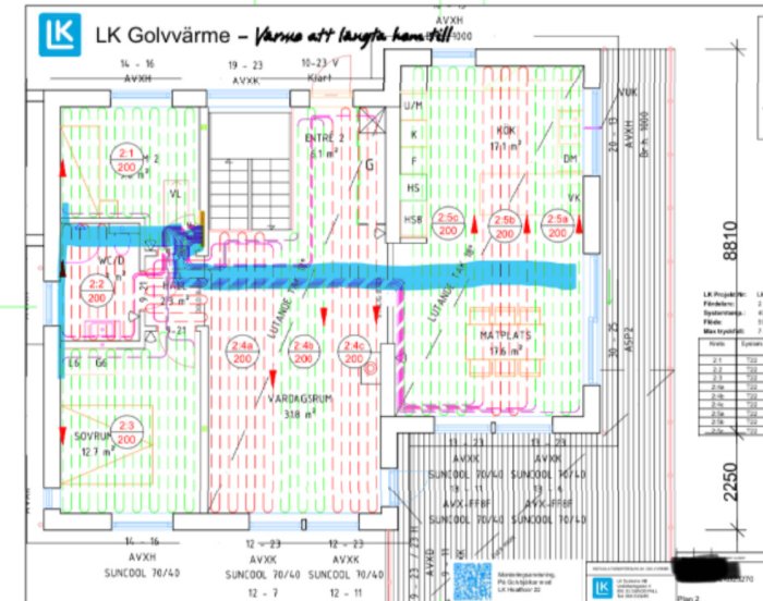 Teknisk ritning, golvvärmeplan, färgkodade zoner, skalenlig layout, rördragning, dimensioner, byggnadsplan.