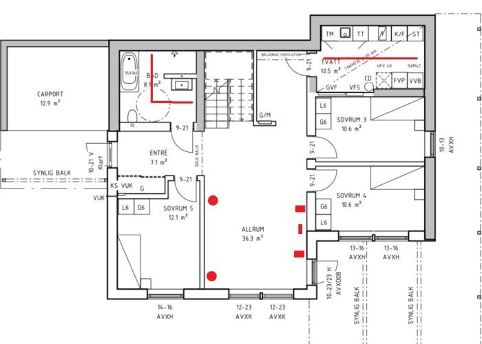 Arkitektonisk planritning av hus med rum, mått och markerade punkter, sannolikt för inspektion eller justeringar.