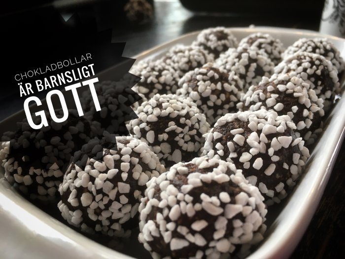 Chokladbollar täckta med pärlsocker, slogan "barnsligt gott", inbjudande dessert, hemgjord känsla, svensk text, fokus på förgrunden.