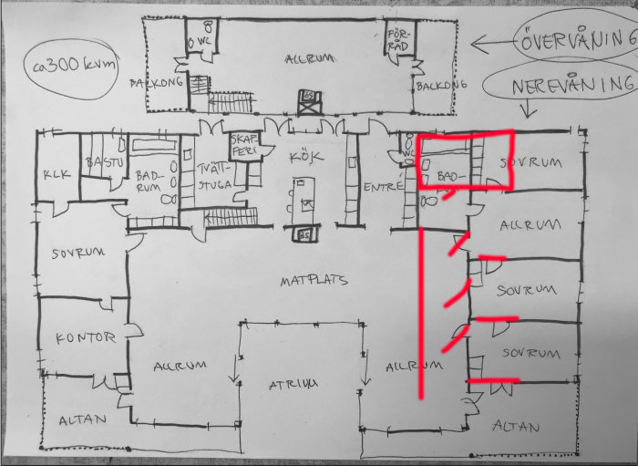 Handritad skiss av husplan, två våningar, markerade förändringar i rött, cirka 300 kvadratmeter, svensk text.