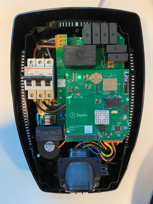 Kretskort och komponenter inuti elektrisk enhet, förmodligen laddstation eller kontrollenhet. Märkt "Zaptec".