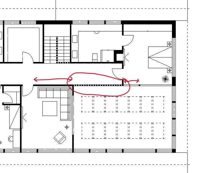 Svartvit ritning av planlösning med röd markerad pil och cirkel.