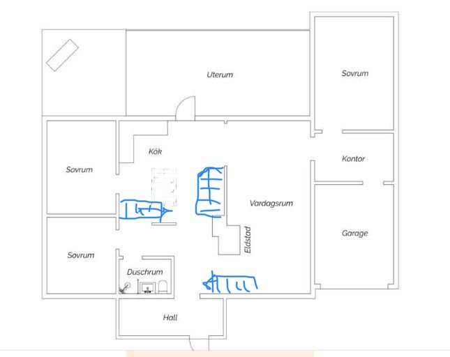 Ritning av ett hus med etiketterade rum och möblerad layout i blått, inklusive sovrum och vardagsrum.