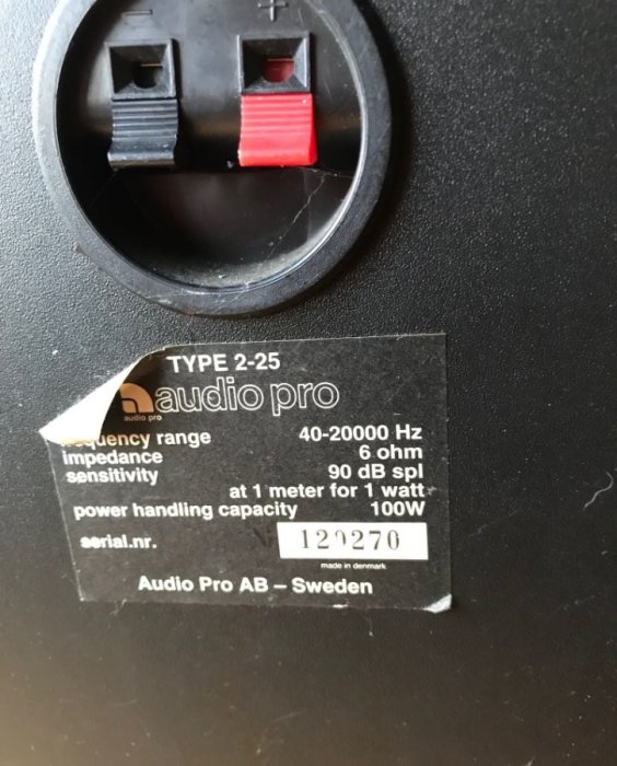Ett svart högtalarelement med teknisk specifikationsetikett: Audio Pro, Typ 2-25, ellerhögtalaranslutningar ovanpå. Made in Denmark.