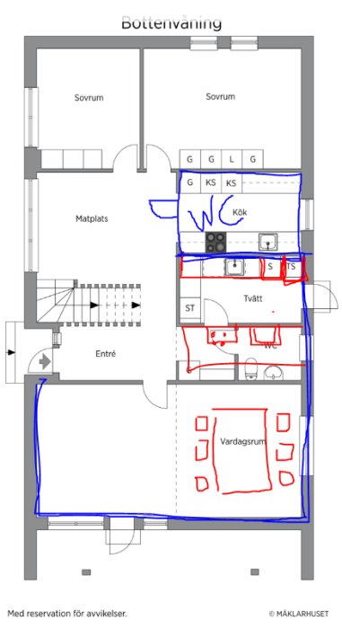 Ritning av en bostadsplan. Två sovrum, kök, vardagsrum, badrum och entré. Anmärkningar i färg över originaldesign.