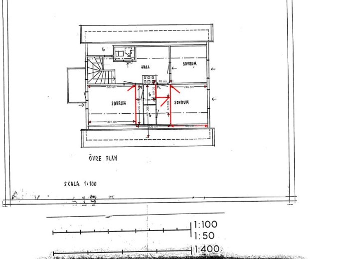 Det är en ritning av en övre plan för en byggnad med måttsättning och sovrum markerat. Skala anges som 1:100.