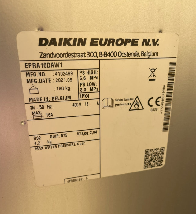 Etikett från Daikin Europe, specifikationer, tillverkningsinformation, varningssymboler, QR-kod, tillverkad i Belgien.