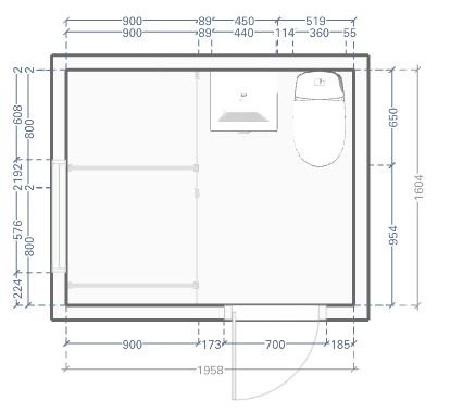 Arkitektonisk ritning av ett badrum med mått, inkluderar badkar, handfat och toalett.