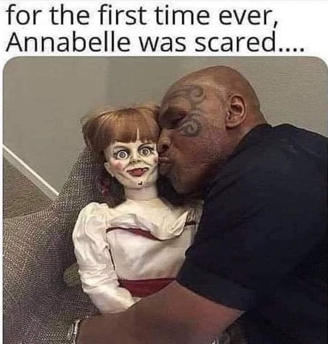 Man pussar skräckdocka Annabelle; humoristisk bild med text som antyder dockans rädsla.