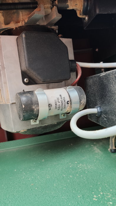 Industriell utrustning, elektriska komponenter, kablar, metall, dammigt, tekniskt, säkringshållare, märkning, installation, vertikal orientering.