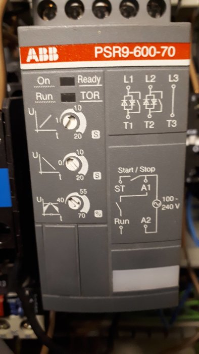 ABB motorstartare, knappar, indikatorer, elektriska anslutningar, schematisk diagram, industriell utrustning.