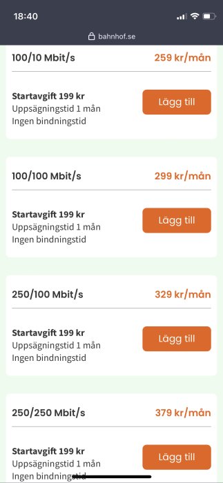 Skärmavbild med bredbandspriser, hastigheter och villkor på Bahnhof.se. Mobilen visar tid och anslutningsstatus.