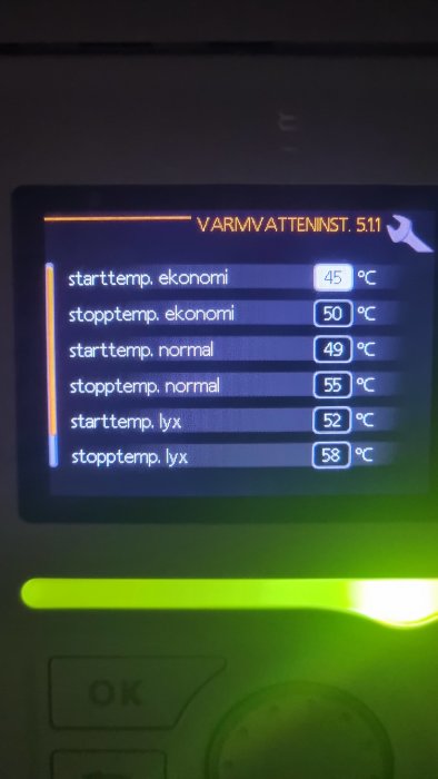 Digital kontrollpanel för inställning av varmvattentemperaturer med ekonomi, normal och lyx-lägen.