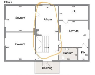 Lägenhetsplan med mått, tre sovrum, allrum, kök, badrum, och balkong markerad med gul linje.