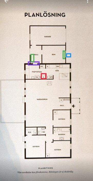 Svensk planlösning för hus. Innehåller garage, hall, tvättstuga, kök, vardagsrum, sovrum, badrum. Noteras: "ej skalenlig".