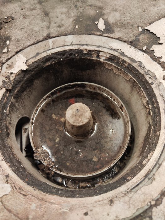 Förgasad spishäll, nedsmutsad, oanvänd, köksutrustning, behöver rengöring, bristfälligt underhållen, detaljbild, föråldrad teknik.