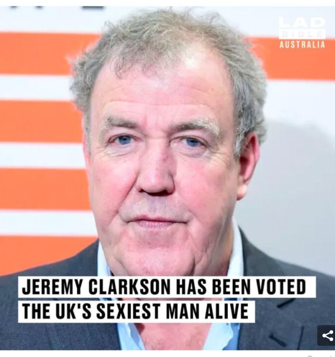 En man med text som hävdar att han röstats fram som "UK's sexiest man alive".