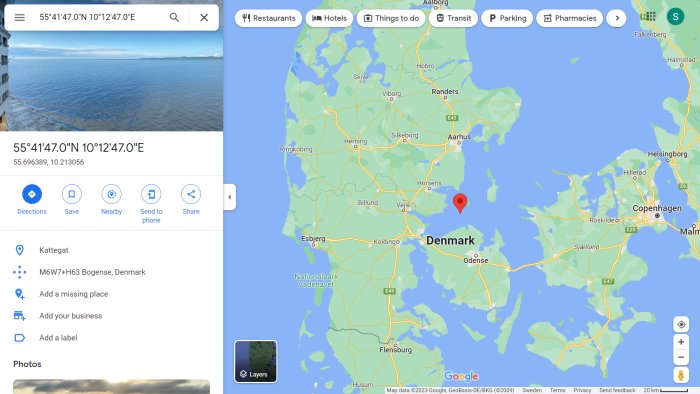 Google Maps-skärmbild med koordinater; Danmarkskarta, havsvy, navigationsfunktioner, Kattegatt-lokalisering.