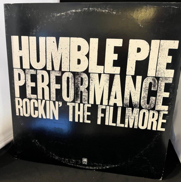 Skivomslag, "Humble Pie Performance Rockin' the Fillmore", slitet, svartvit text, A&M logotyp.