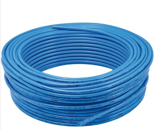 Spiral av blå flexibel slang eller rör. Text och märkningar synliga. Industri- eller byggmaterial.
