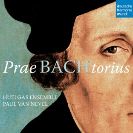 Omslagsbild för musikalbum, halvporträtt av historisk person, konstnärlig, text "Prae BACHtorius", klassiskt tema, Huelgas Ensemble.