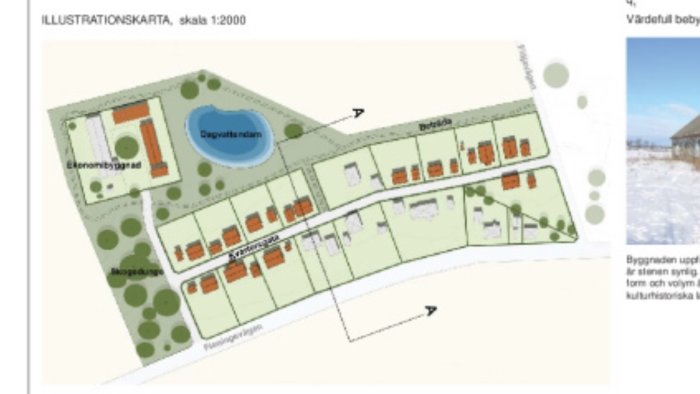 Illustrationskarta med byggnader, ekonomibyggnad, dagvattendamm och skogsdunge. Skala 1:2000. Grönområden och vägar synliga.