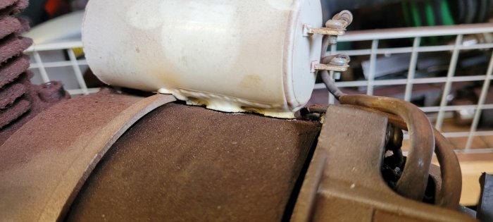 Gamla elektriska komponenter, rostiga metallband, isolatorer, kablar, möjlig kraftöverföringsutrustning, förfall, industrilämningar.