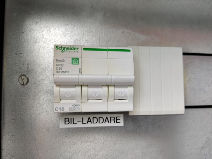 Elektrisk säkringsbrytare på vägg märkt "BIL-LADDARE", Schneider Electric, säkerhetsutrustning, C16, 400V.