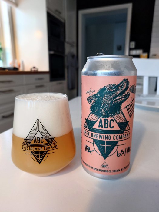 Ölburk med rävdesign från Apex Brewing Company bredvid ett ölglas.