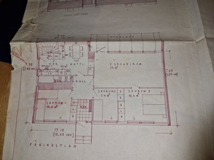 Arkitektonisk ritning, våningsplan, lägenhet, handritad, svensk text, mätningar, rumsnamn, lite nött och åldrad.