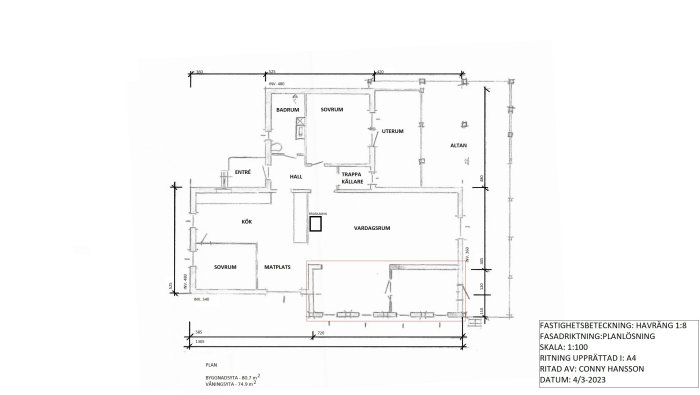 Arkitektritning av en husplan, visar rum, mått, och planlösning. Datum och upphovsperson specificerade.