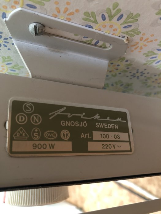 Etikett på vit produkt, visar certifieringar, ursprung Gnosjö Sverige, 900W, 220V, produktnummer 108-03.