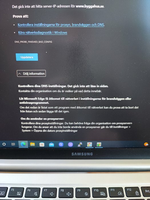 Webbläsarfönster på en Samsung laptop visar DNS-fel, sidan kan inte laddas, med lösningsslagningar.