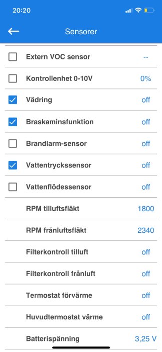 Skärmdump av en app som visar status för olika sensorer och funktioner, varav några är aktiverade.