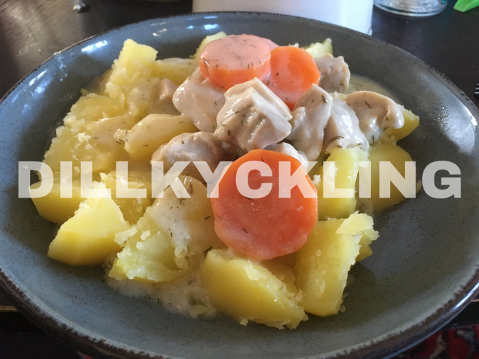 En tallrik med potatis, morötter och kyckling i sås, märkt med texten "DILLKYCKLING".
