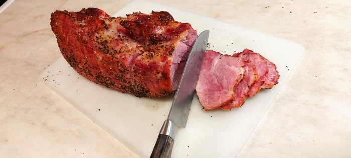 Skivad stek, rosa centrum, pepparkorn, vit skärbräda, stekkniv, matlagning, kök, skär, delvis uppstyckat kött.