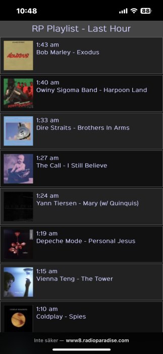 Skärmdump visar spellistan från stationen Radio Paradise med låttitlar och artister.