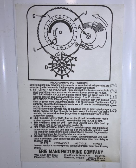 Schematisk illustration av en mekanisk timer med programmeringsinstruktioner för regenerering och spoltid.