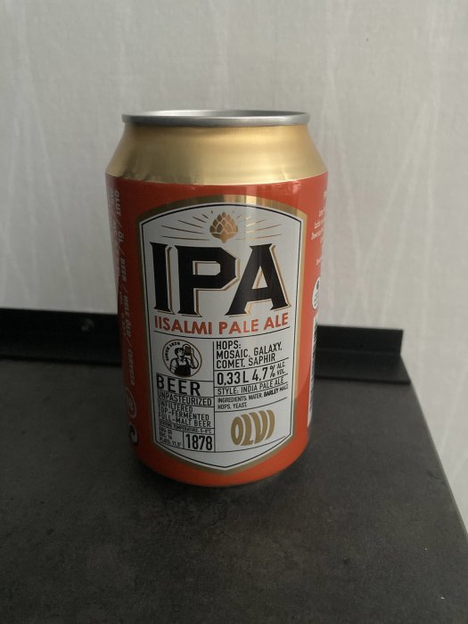 En burk IPA-öl på en bordsskiva; Iisalmi Pale Ale, 0.33L, 4.7% alkoholvolym.