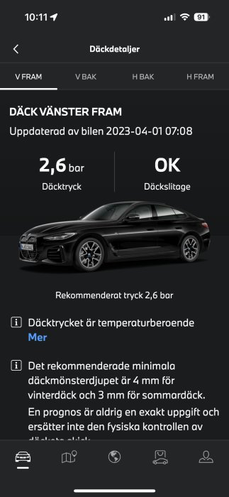 Svensk mobilapp visar bildata; däcktryck, slitagestatus och underhållsinformation. Svart bil avbildad.