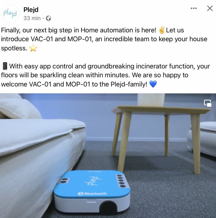 En robotdammsugare i ett vardagsrum, märkt "Plejd", Bluetooth, modern hemautomation, text om produkten på skärmen.
