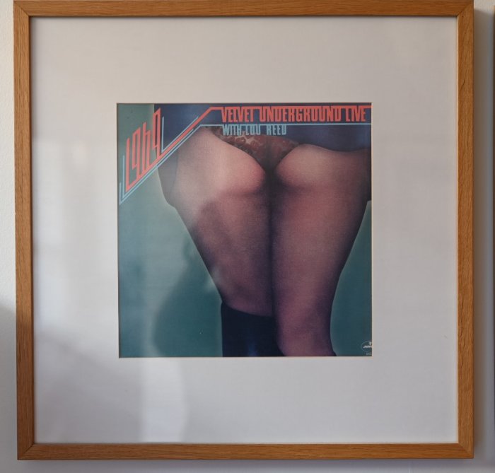 Inramad affisch, musikalbum, Velvet Underground, live, konstnärlig, närbild av ben och underdel, vägg.