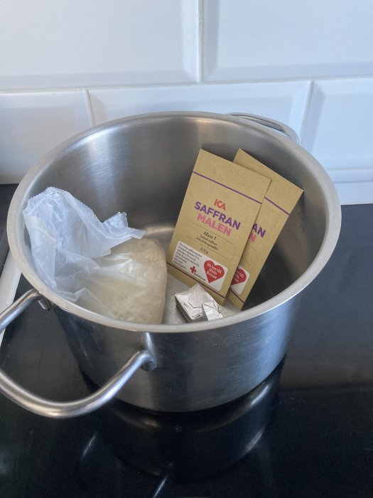 Kastrull på spis, saffran, bakpapper, potentiell matlagning eller bakning.