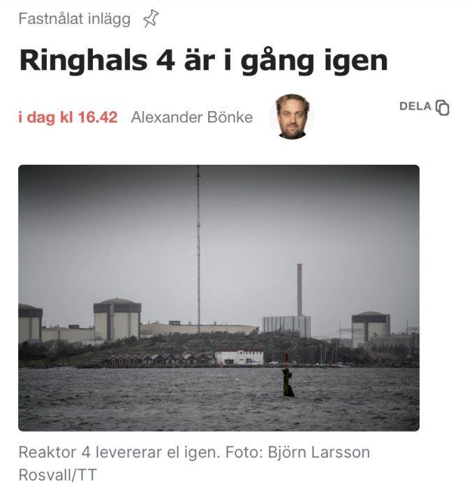 Kärnkraftverk vid vatten under mulet väder. Ringhals 4 är igång. Artikel teaser i nyhetsformat.